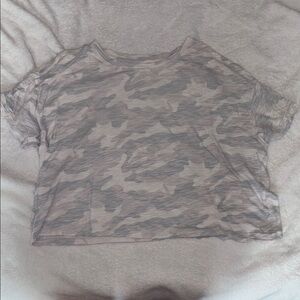 Old Navy Gray Patterned Crop Tee